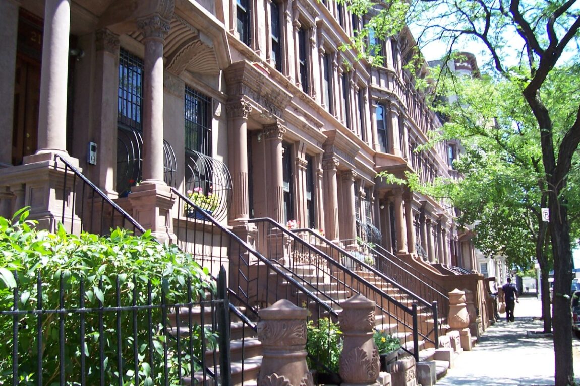 Witness Harlem's Iconic Sights with Unforgettable Walking Tours